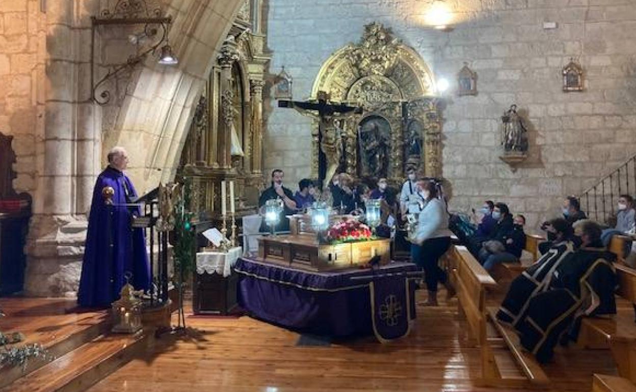 La celebración tuvo lugar dentro de la iglesia de Santa María.