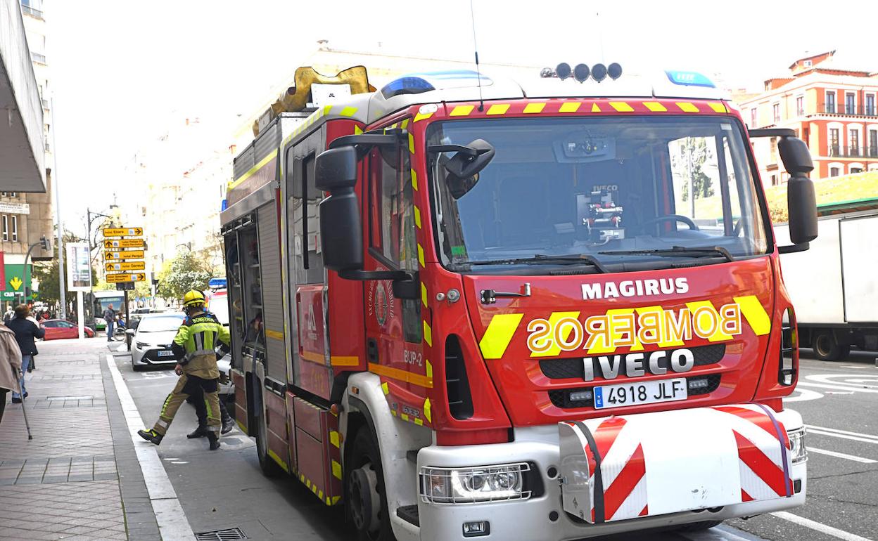 Intervención de los bomberos en la Plaza de España de Valladolid. 