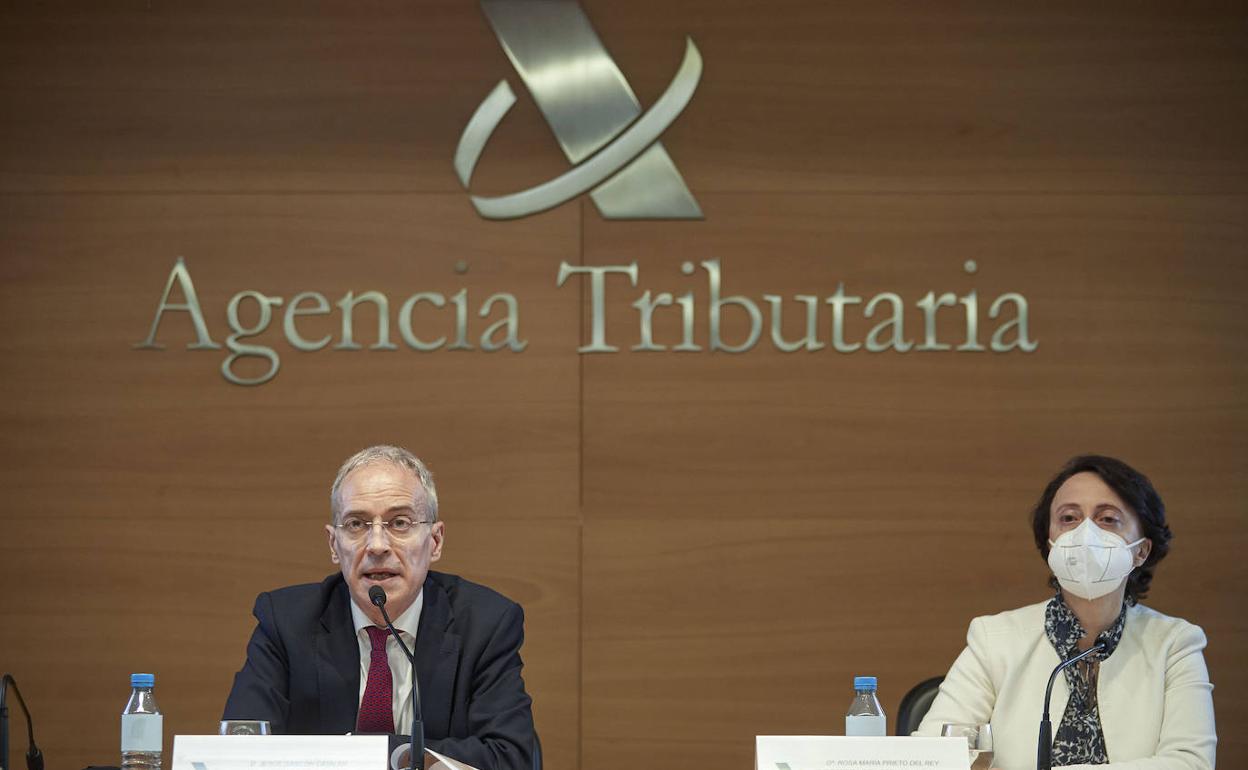 El director general de la Agencia Tributaria, Jesús Gascón, y la directora del departamento de Gestión, Rosa Prieto, durante la presentación de la Campaña de IRPF 2021. 