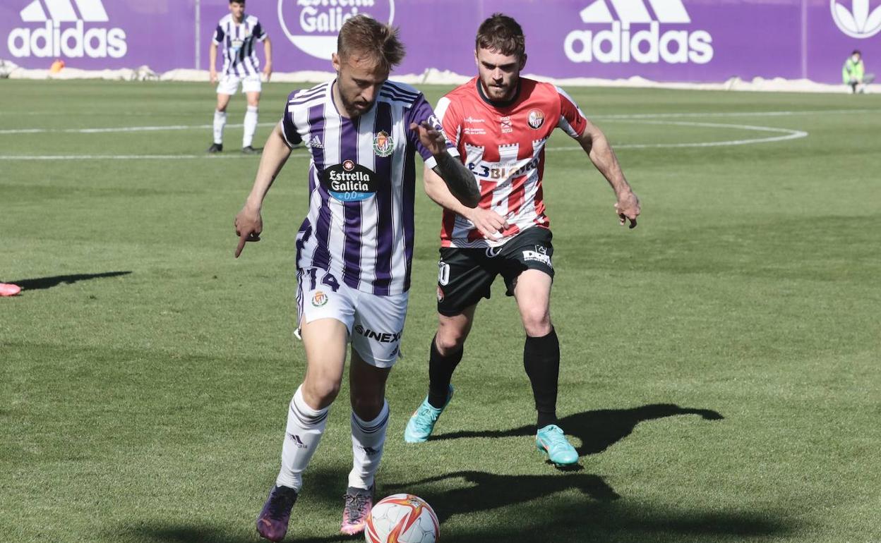 Víctor Narro, del Promesas, conduce el balón ante un rival de la SD Logroñés en los Anexos. 