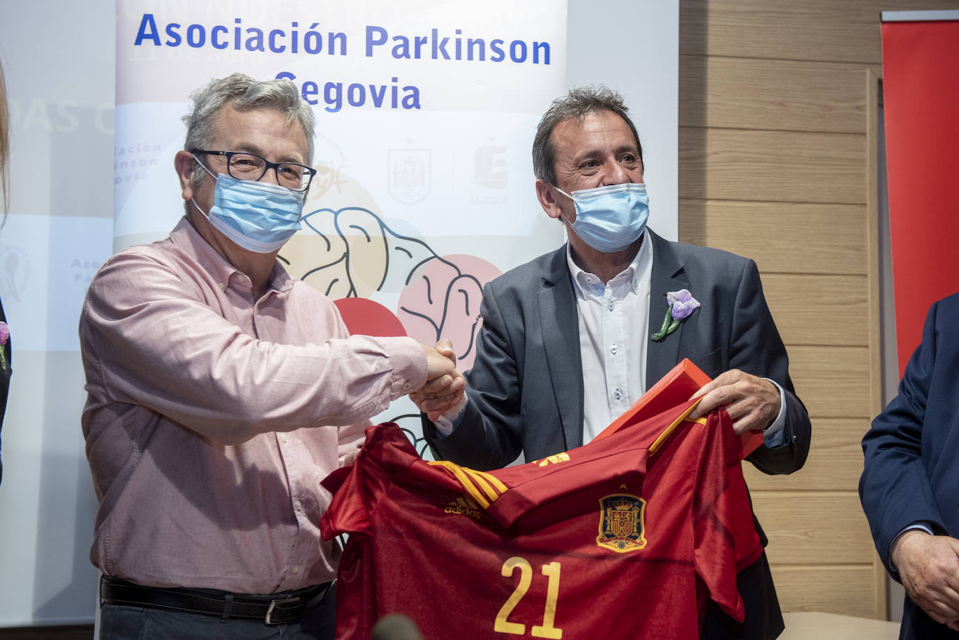 Quique Estebaranz y Javier Herrero posan con una camiseta de la selección española.