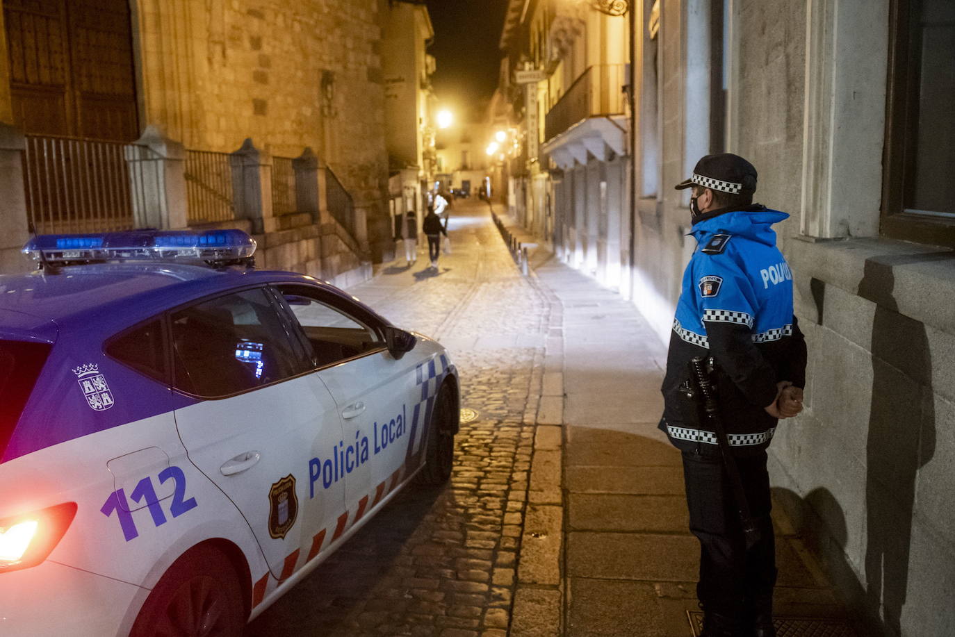 Una patrulla de la Policía Local de Segovia vigila en la Calle de los Bares.