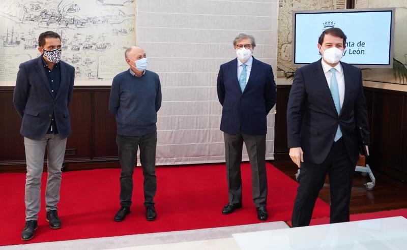 Faustino Temprano (secretario general de UGT-CyL, en el centro), Vicente Andrés (secretario general de CCOO-CyL, a la izquierda) y Santiago Aparicio (presidente de CEOE Castilla y León).