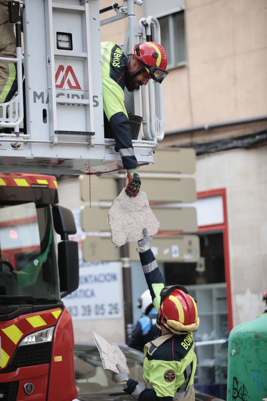 Fotos: Caída de cascotes en la calle Panaderos de Valladolid