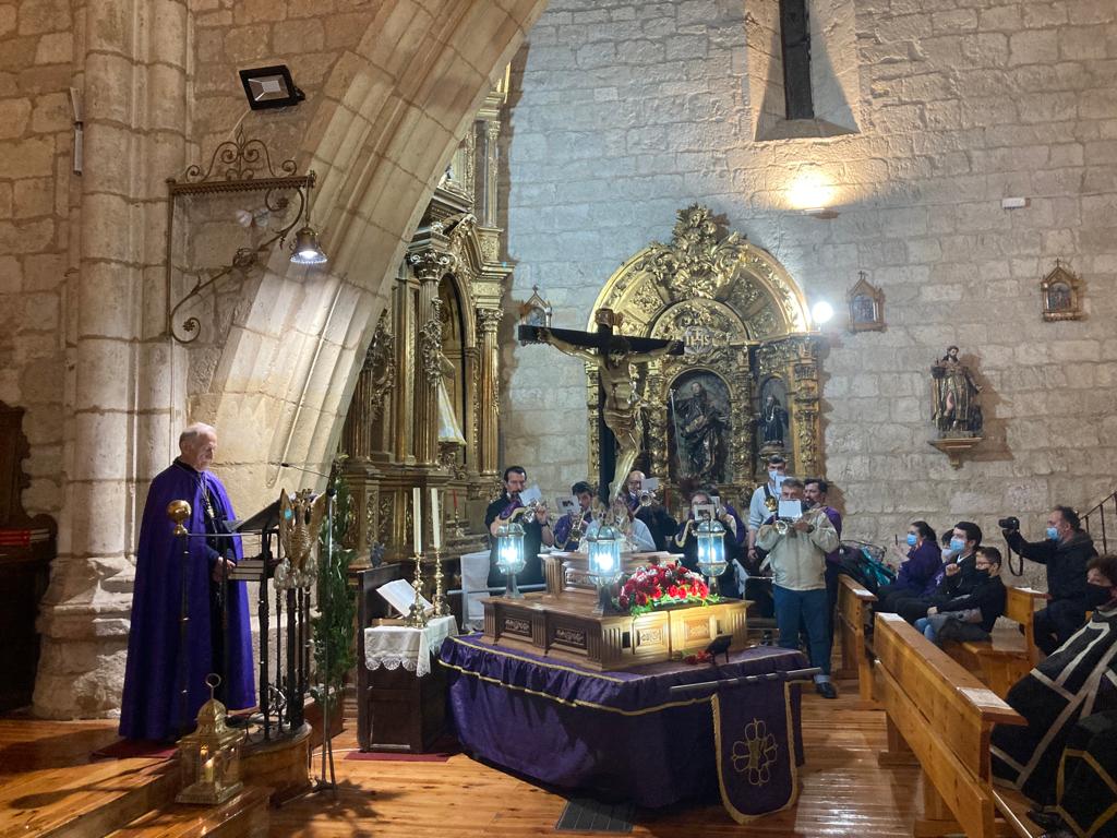 Fotos: Procesión de Lunes Santo en Torrelobatón en el interior de la iglesia (1/4)