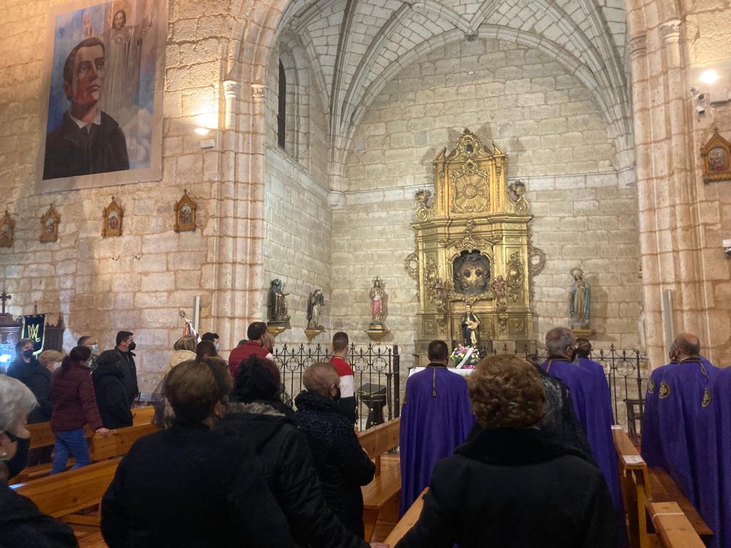 Fotos: Procesión de Lunes Santo en Torrelobatón en el interior de la iglesia (1/4)