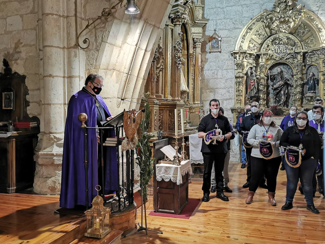 Fotos: Procesión de Lunes Santo en Torrelobatón en el interior de la iglesia (3/3)