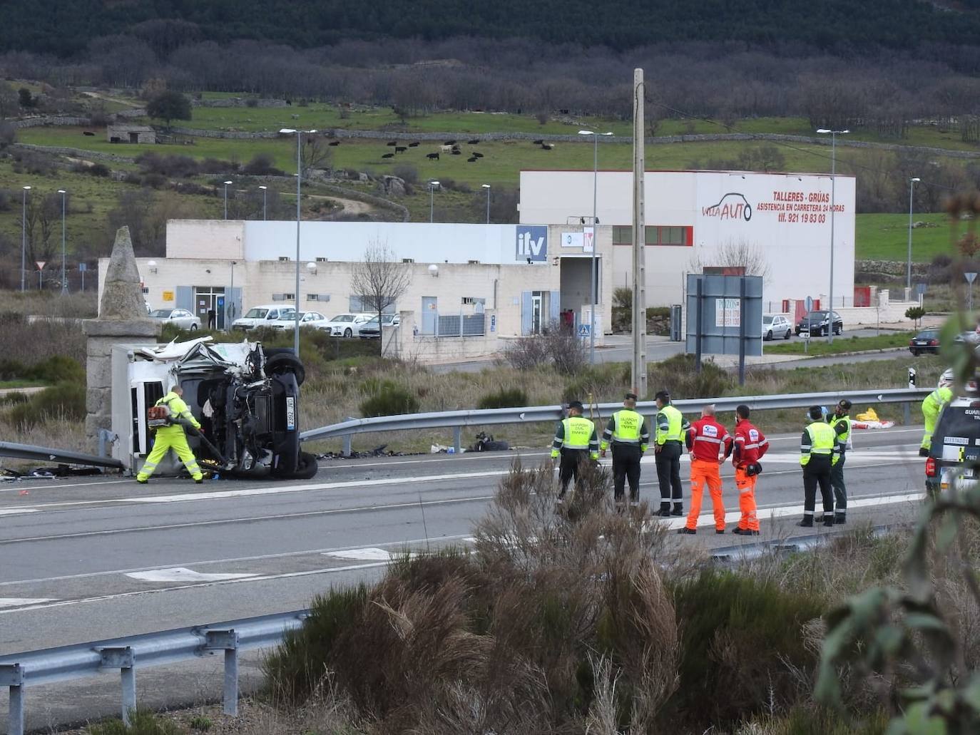 Guardia Civil trabaja en el lugar donde se ha producido el accidente.