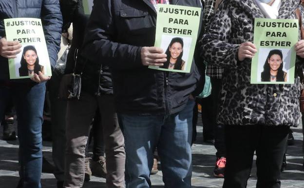 Empapelan con carteles de Esther López los negocios de Óscar S. en Valladolid 