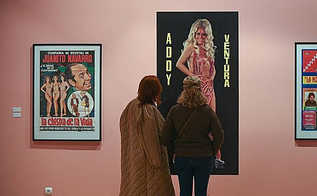 Dos mujeres, en la exposición.