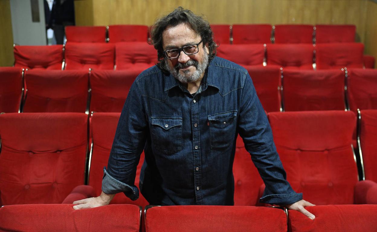 Vicente Pérez Herrero, ante del preestreno del documental en los cines Casablanca. 