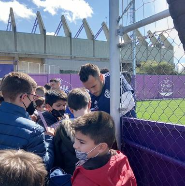 Kiko Olivas firma el balón a un niño