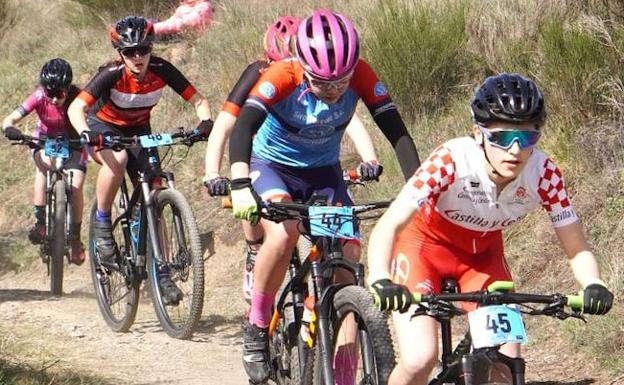 Imagen principal - Lidia Castro en la Copa Escuelas BTT de Castilla y León.