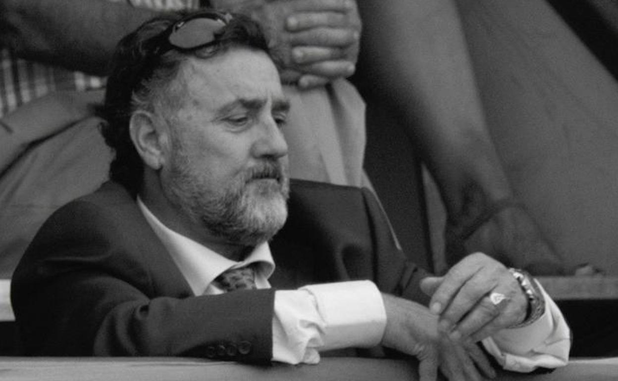 El aficionado y asesor taurino Ignacio Hernández presencia un festejo. / 