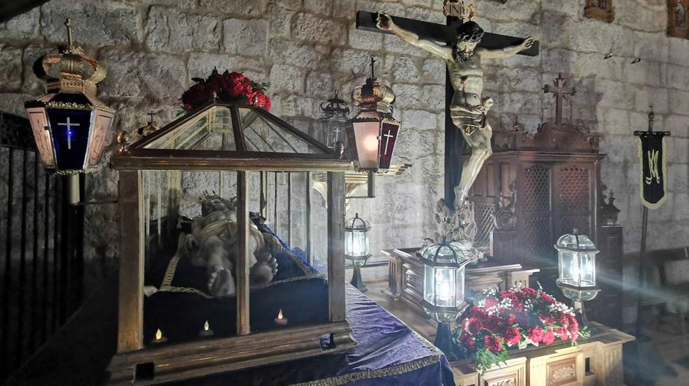 Procesión de Lunes Santo en Torrelobatón en el interior de la iglesia (3/3)