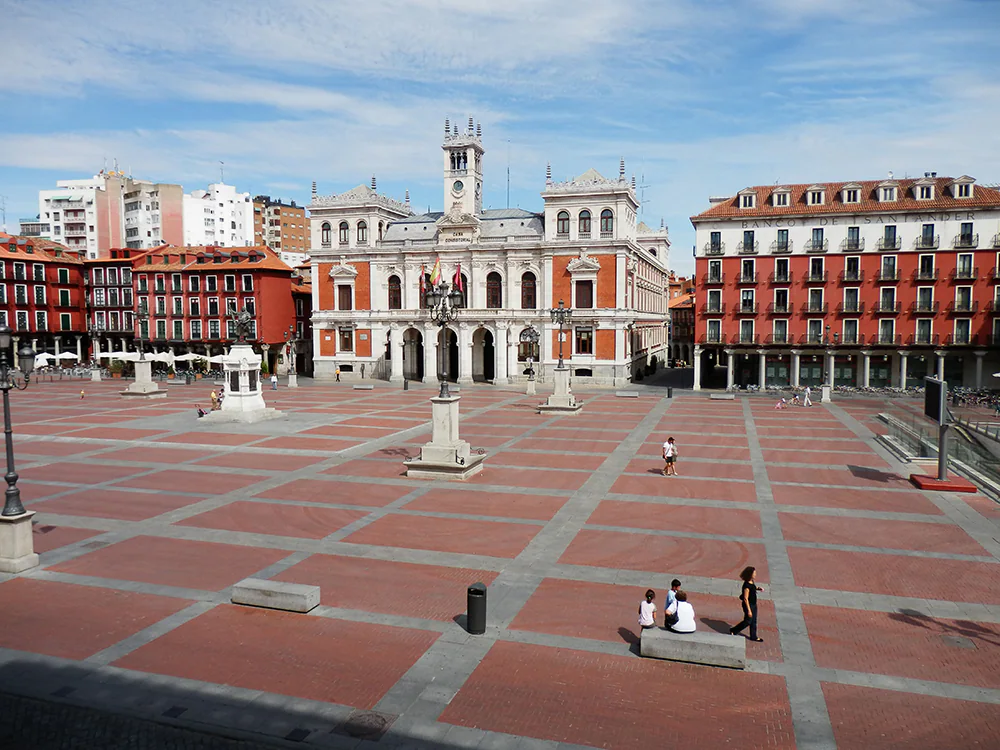Imagen principal - La Plaza Mayor de Valladolid, la Plaza Roja de Moscú y la Plaza de la Corredera, en Córdoba.