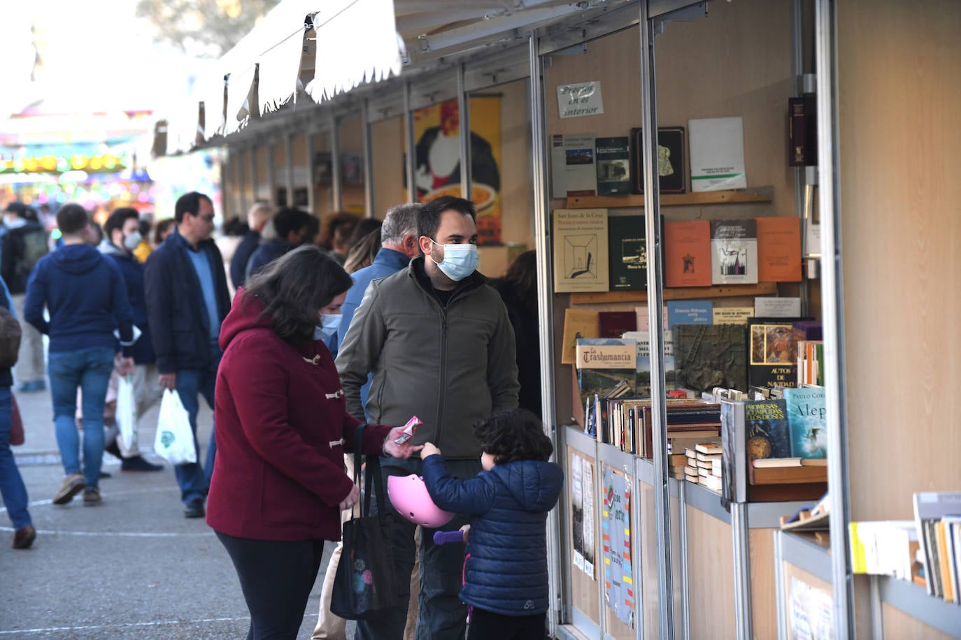 Diferentes puestos de la feria del libro de ocasión. 