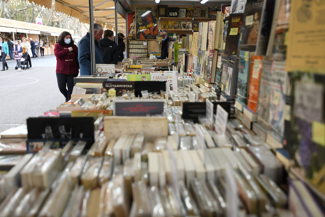 Diferentes puestos de la feria del libro de ocasión. 