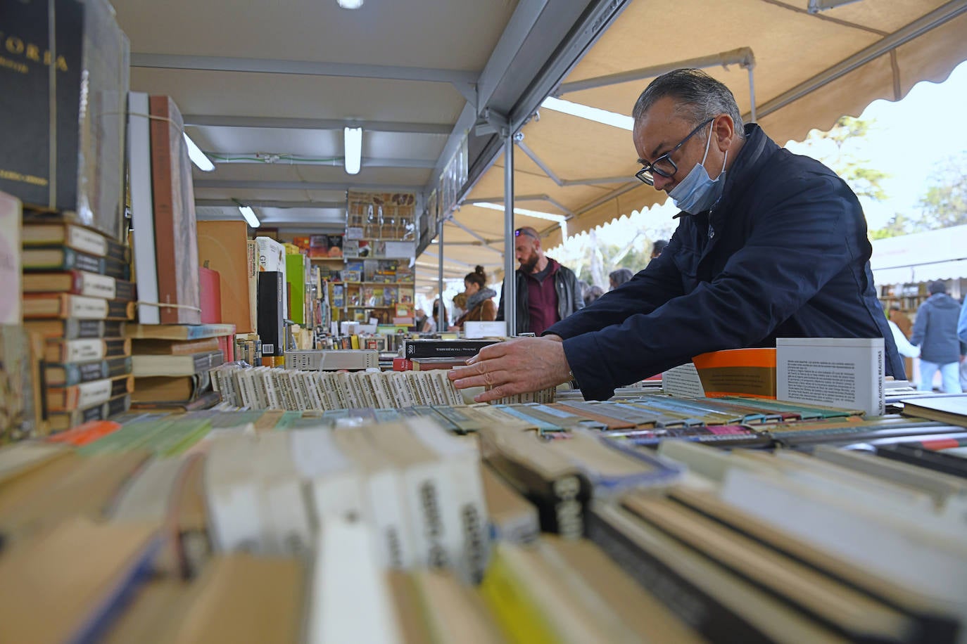 Diferentes puestos de la feria del libro de ocasión. 
