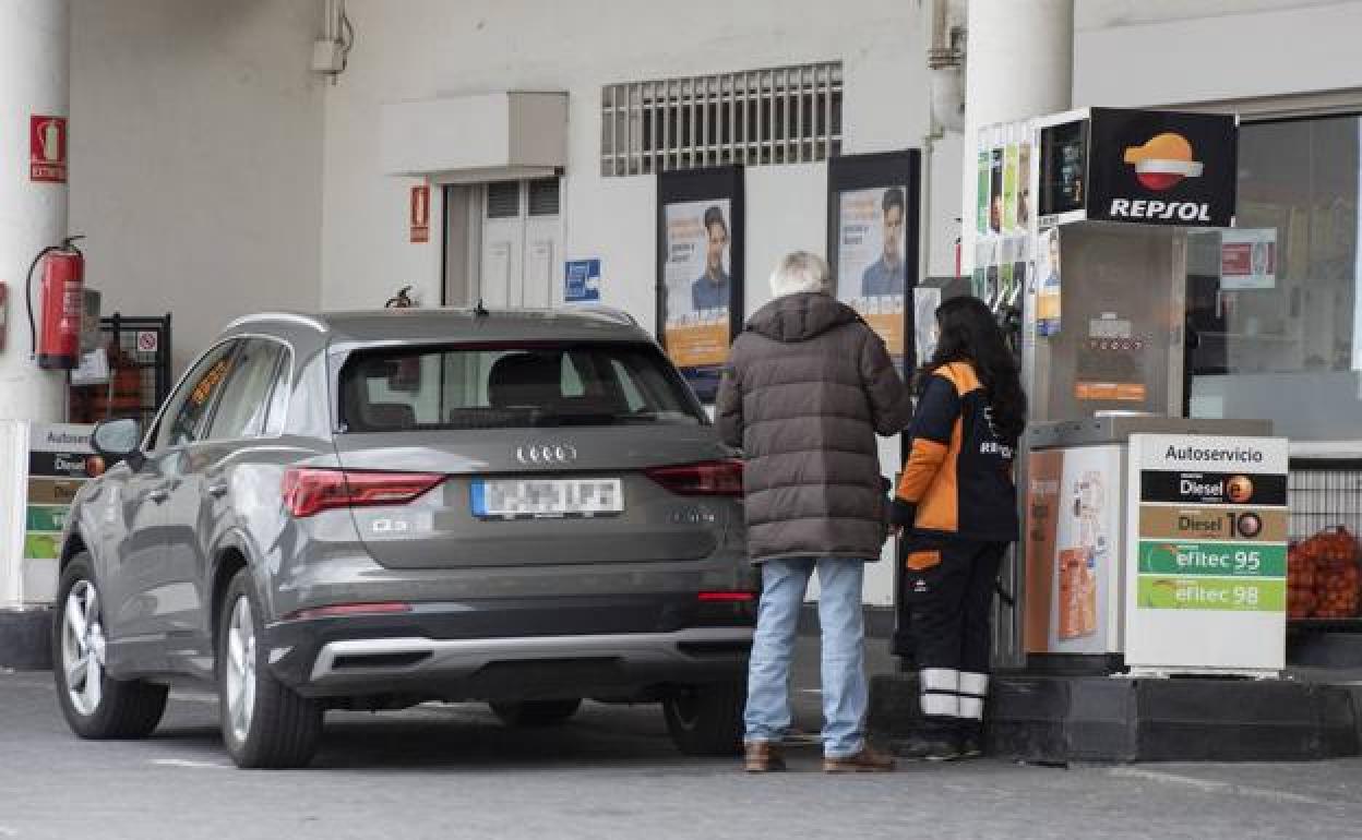 Denuncian a 18 gasolineras de Castilla y León que subieron precios el 1 de abril