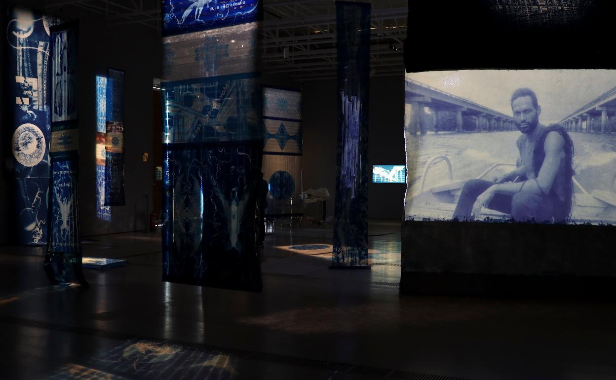 Imagen de la instalación audiovisual 'Highway Gothic', de Ellen Gallagher, en el Centro Botín, 