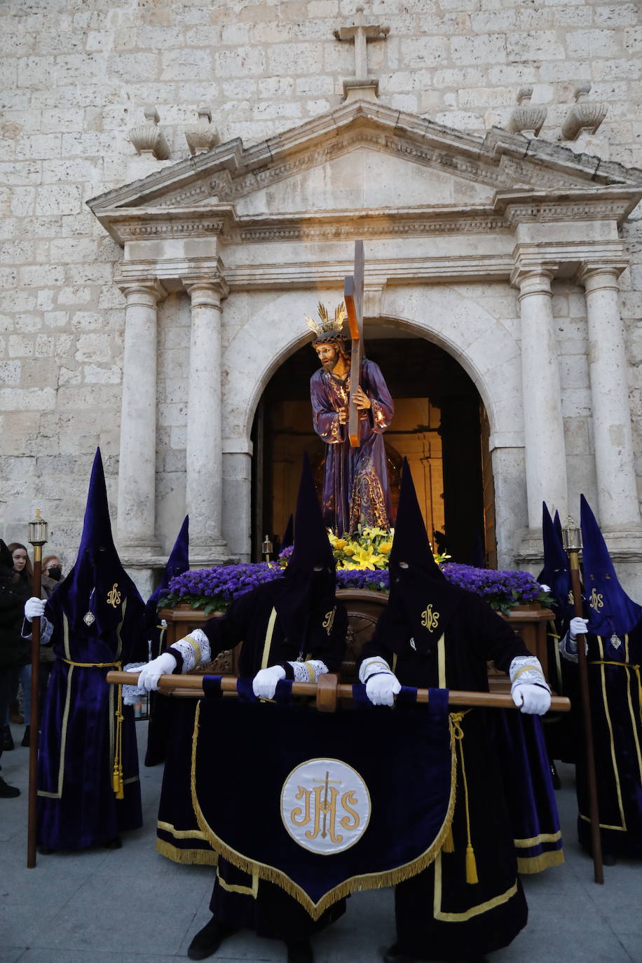 Fotos: Peñafiel se vuelca con la procesión de Nuestro Padre Jesús Nazareno