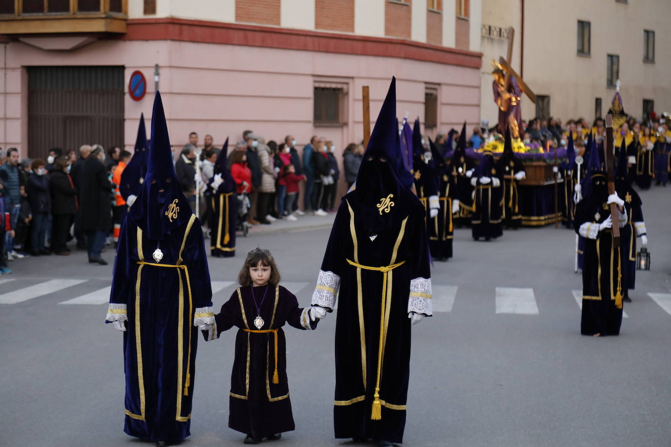 Fotos: Peñafiel se vuelca con la procesión de Nuestro Padre Jesús Nazareno