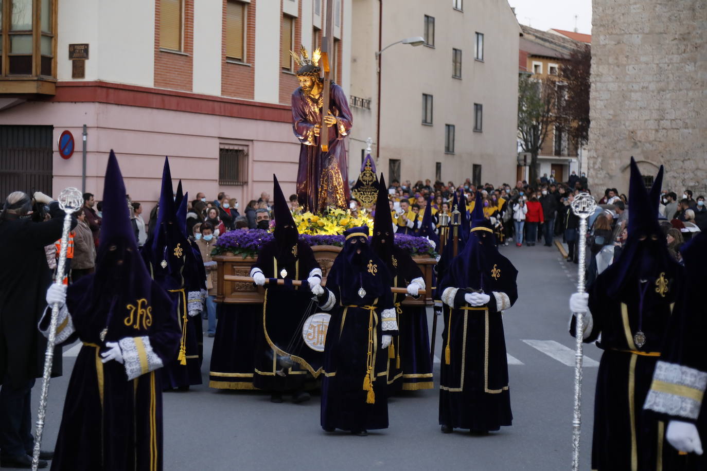 Fotos: Peñafiel se vuelca con la procesión de Nuestro Padre Jesús Nazareno
