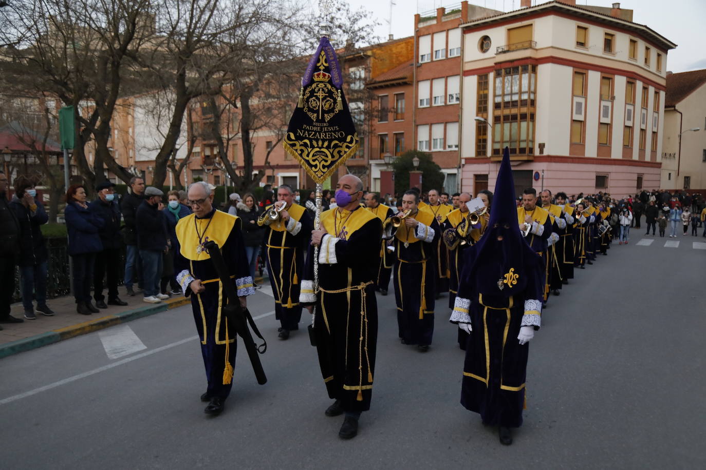 Fotos: Peñafiel se vuelca con la procesión de Nuestro Padre Jesús Nazareno