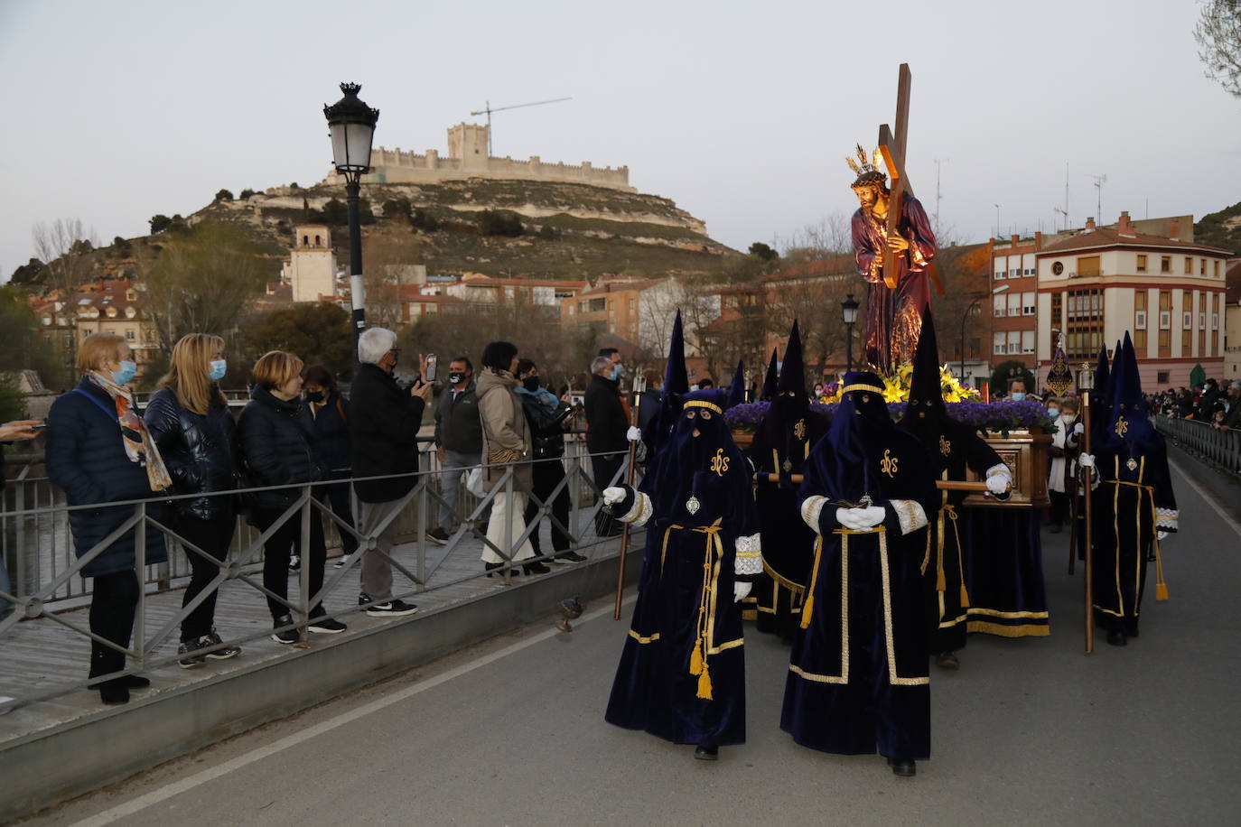 Fotos: Peñafiel se vuelca con la procesión de Nuestro Padre Jesús Nazareno