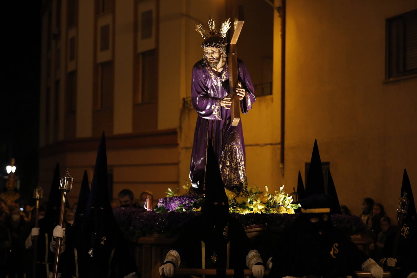 Fotos: Peñafiel se vuelca con la procesión de Nuestro Padre Jesús Nazareno