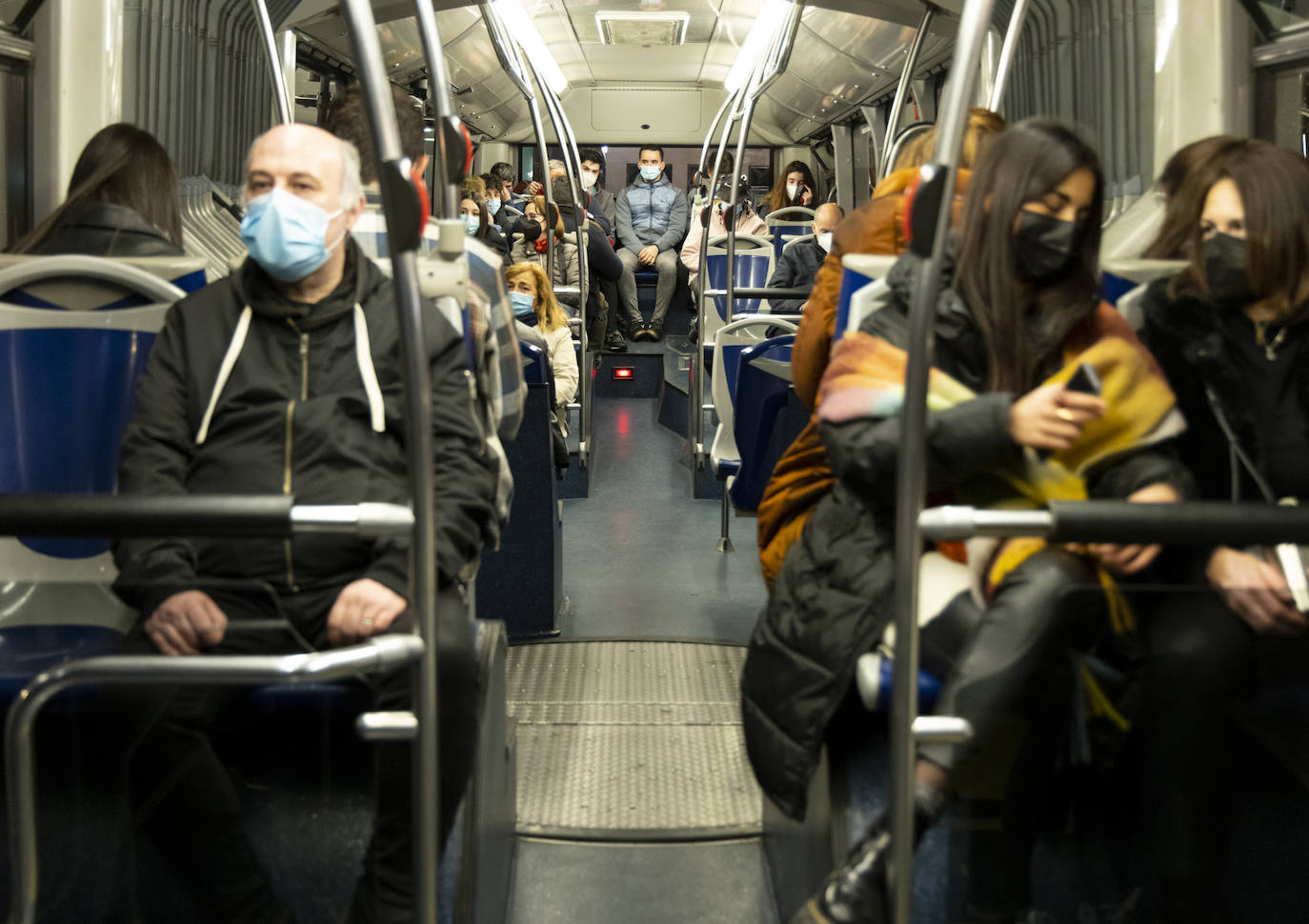 Fotos: Volver de madrugada en el autobús búho de Valladolid