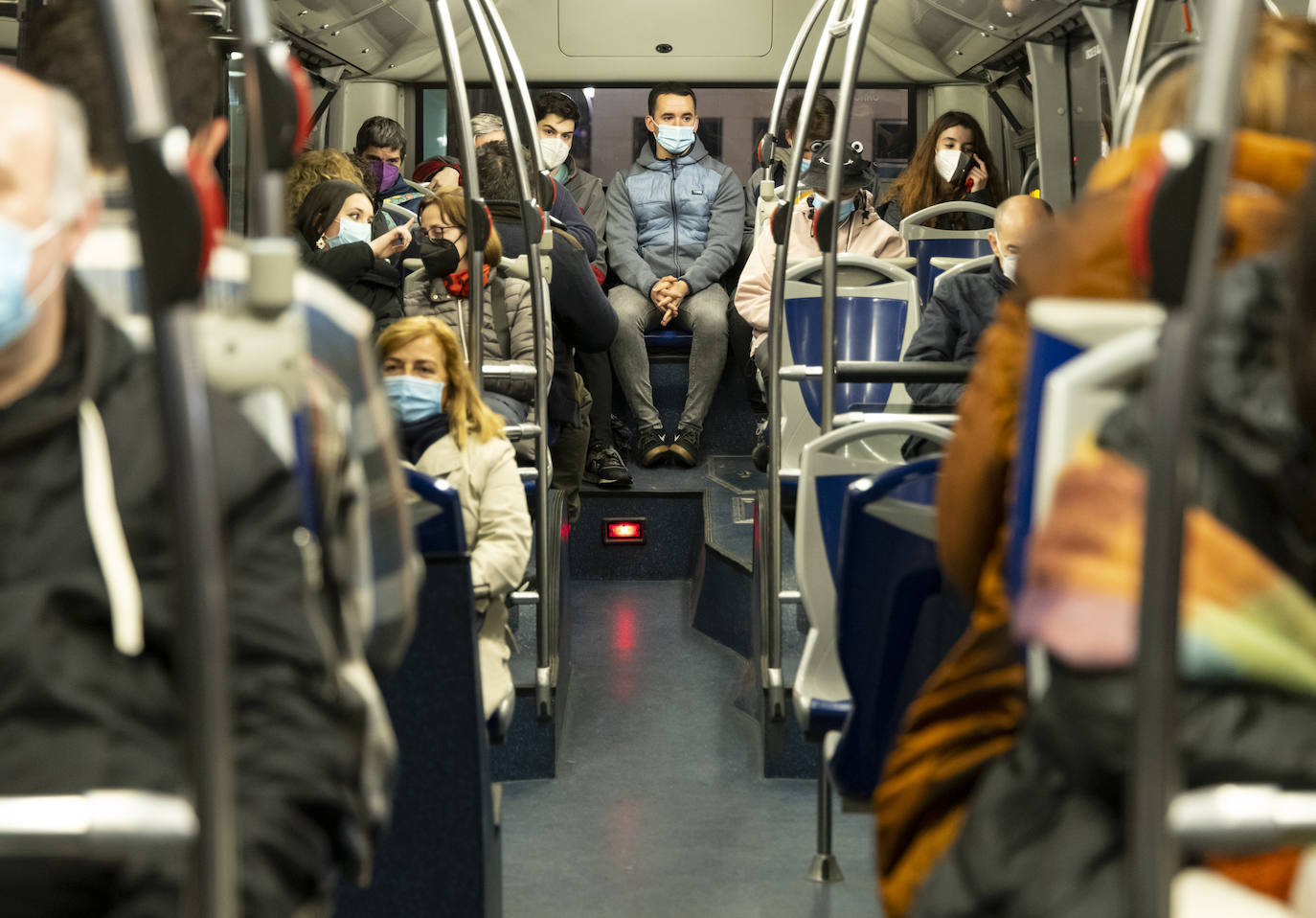 Fotos: Volver de madrugada en el autobús búho de Valladolid