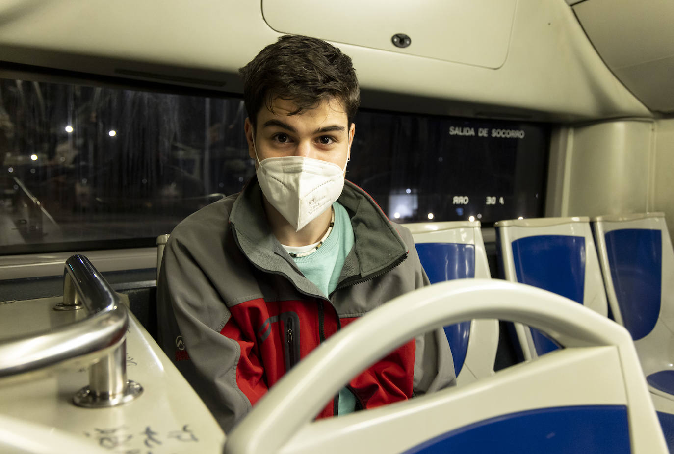 Fotos: Volver de madrugada en el autobús búho de Valladolid