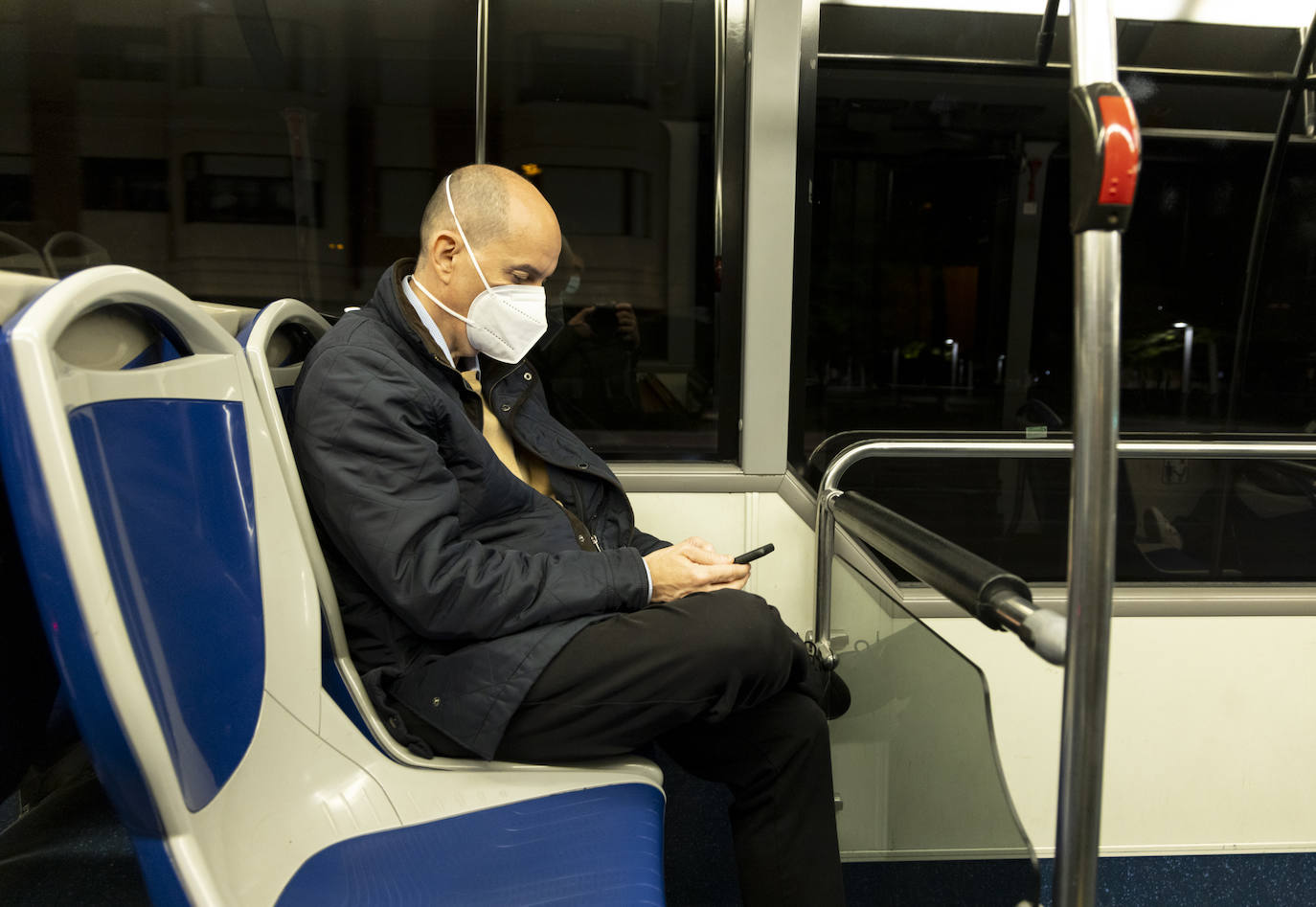 Fotos: Volver de madrugada en el autobús búho de Valladolid