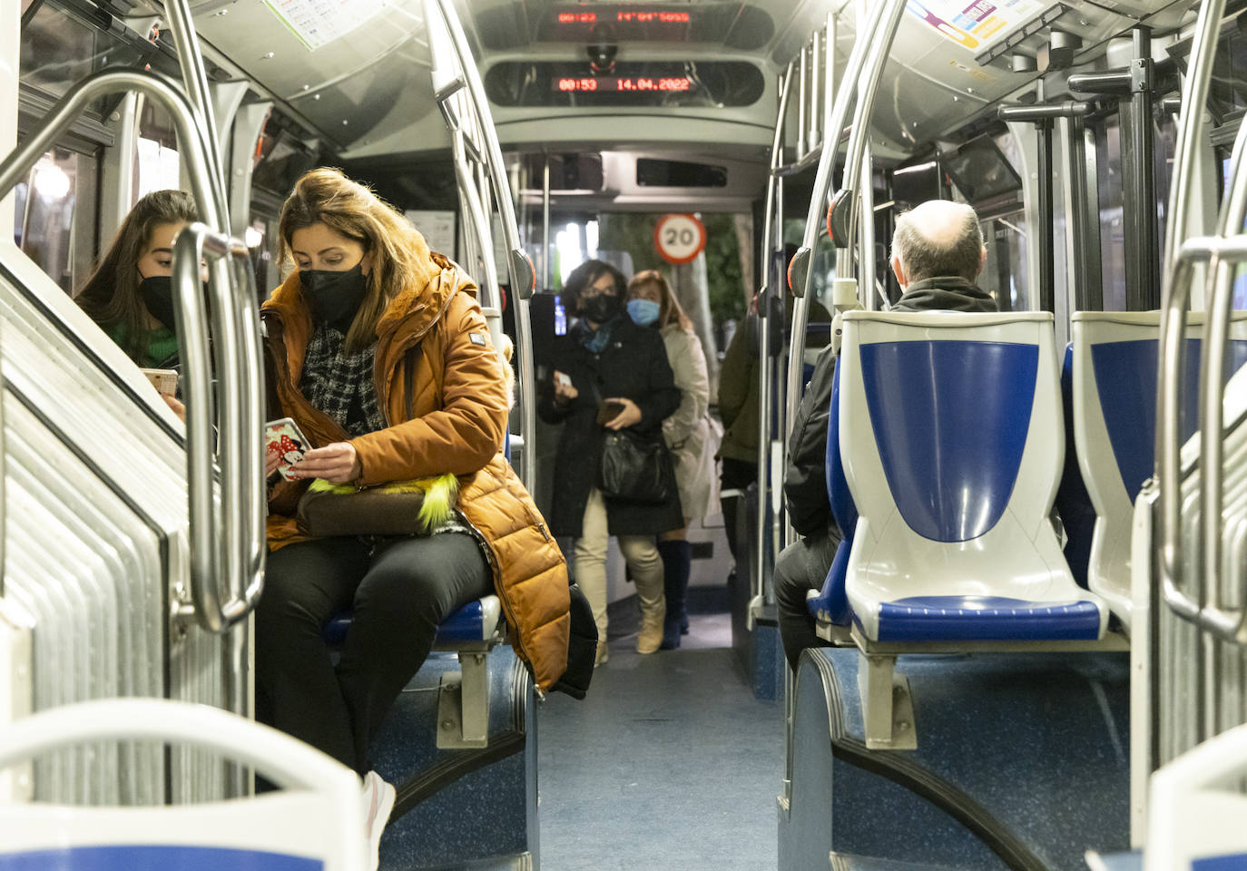 Fotos: Volver de madrugada en el autobús búho de Valladolid