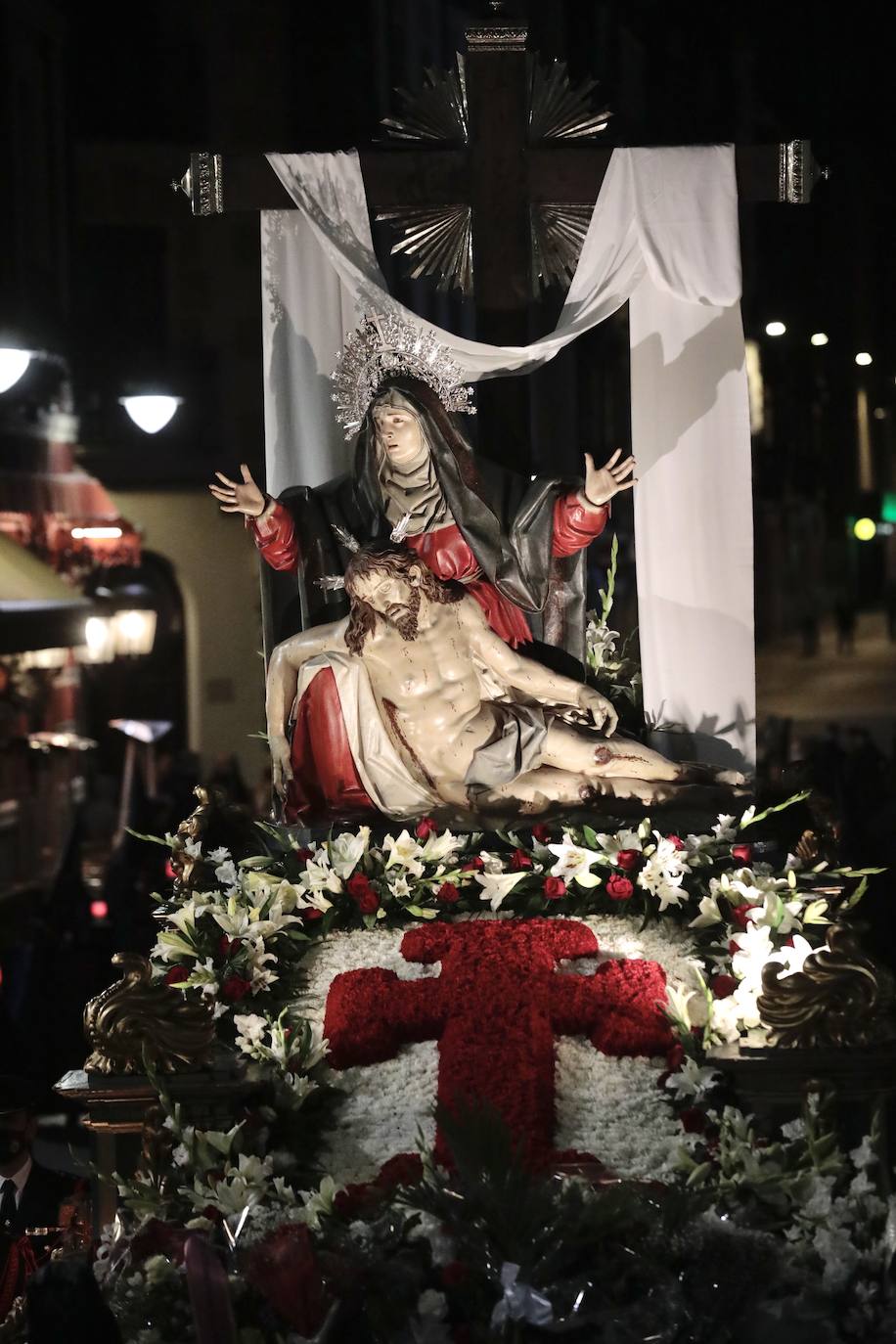 Fotos: Procesión de la Piedad por las calles de Valladolid
