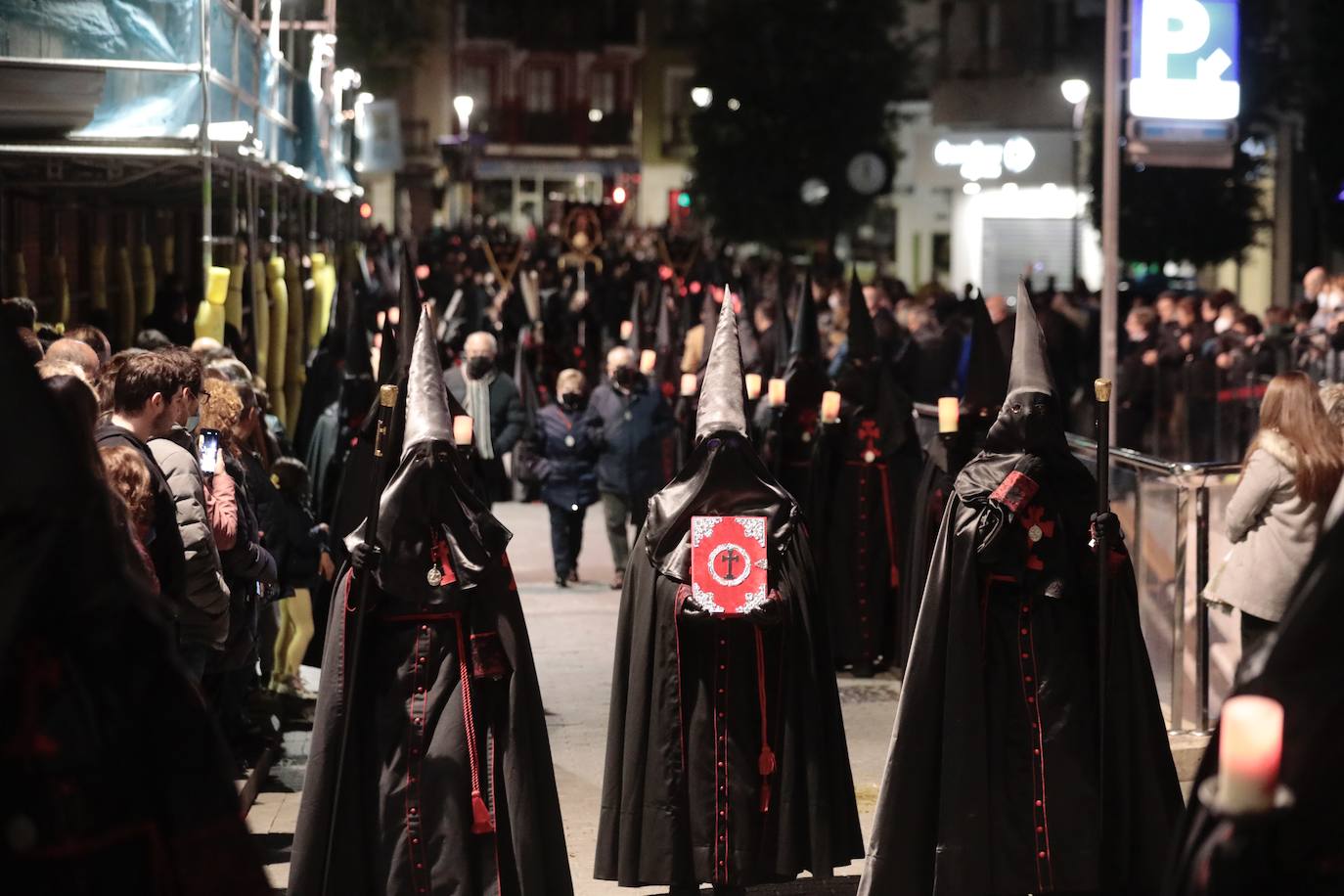 Fotos: Procesión de la Piedad por las calles de Valladolid