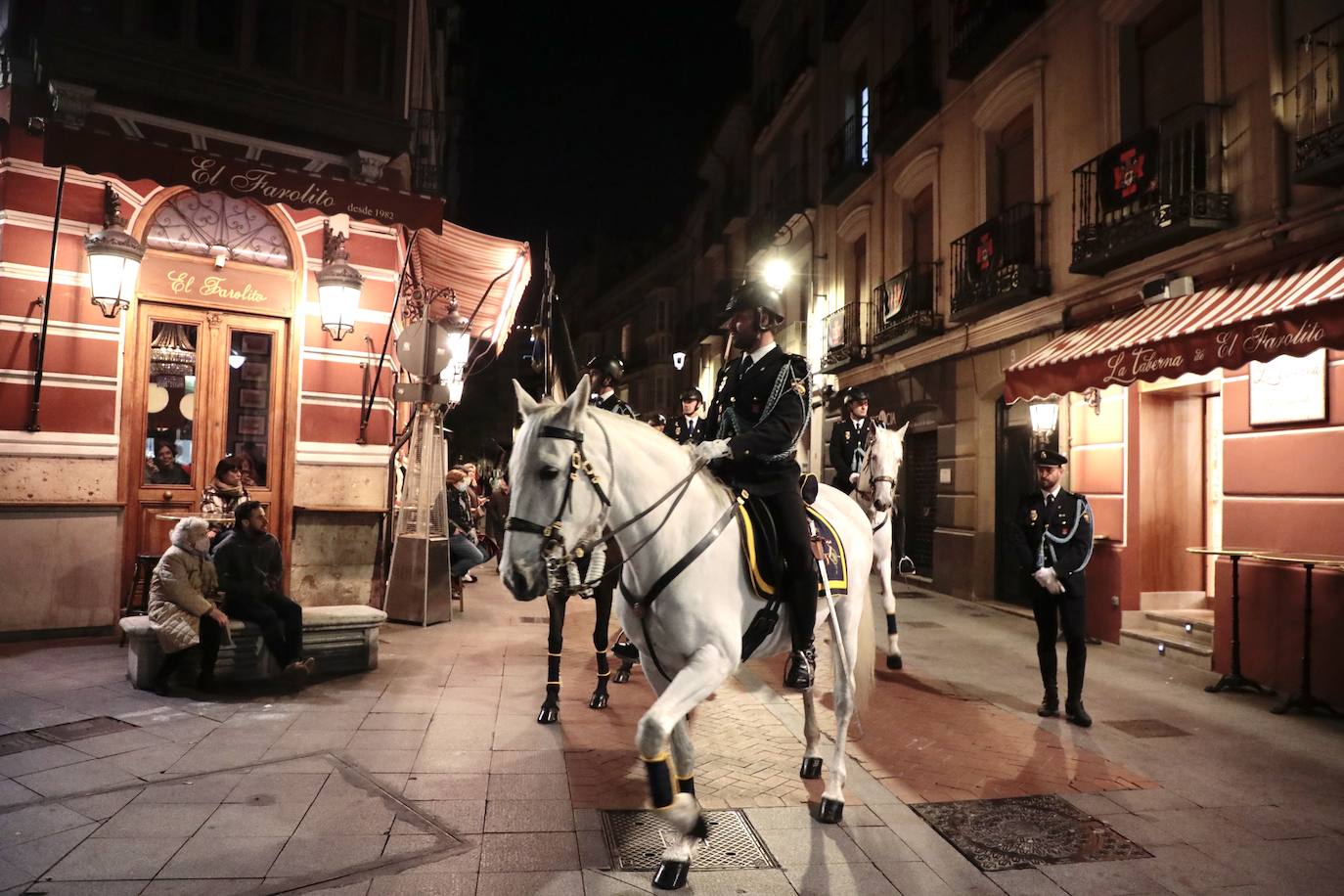 Fotos: Procesión de la Piedad por las calles de Valladolid