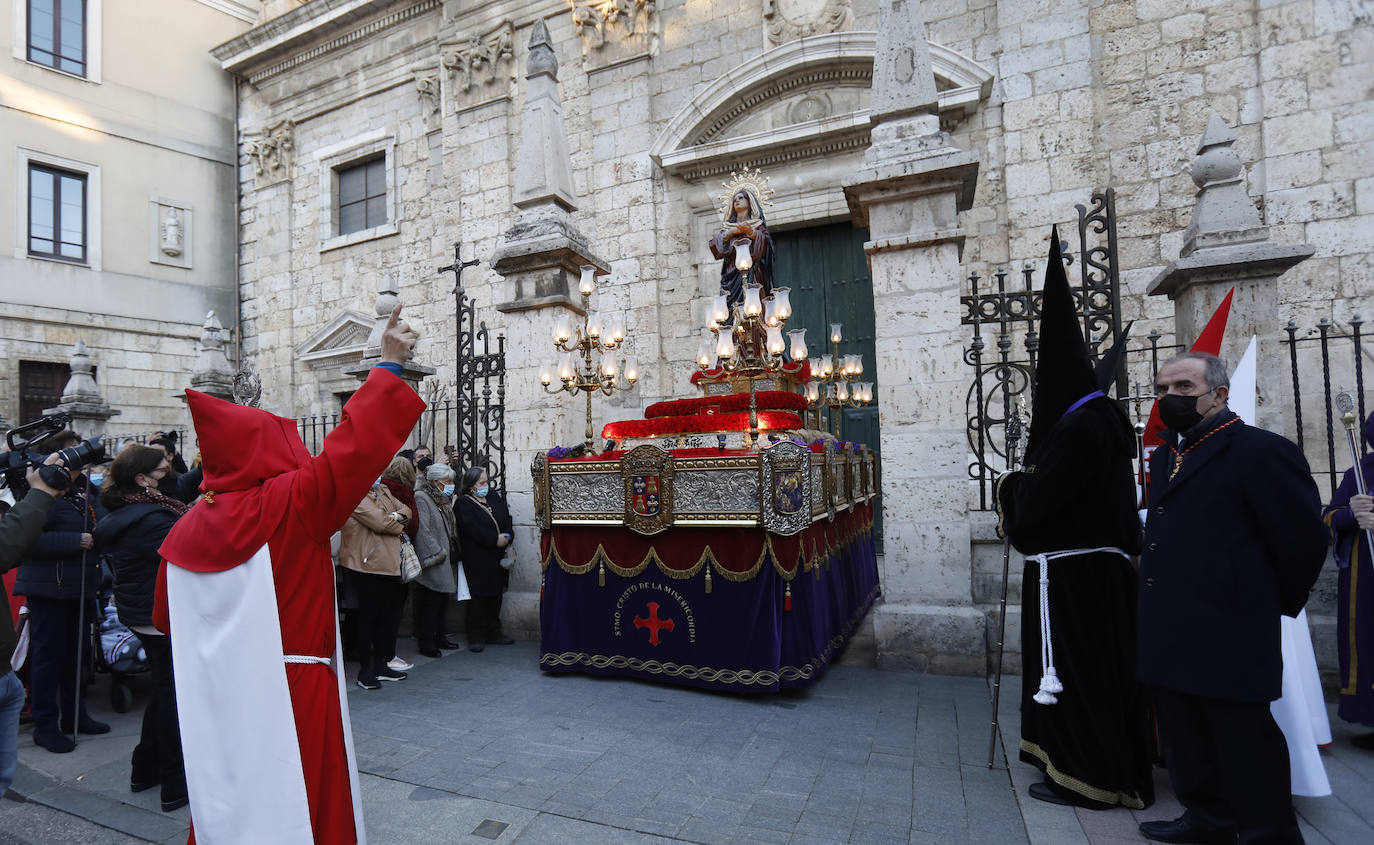 Fotos: Vía Crucis penitencial ante la Catedral de Palencia