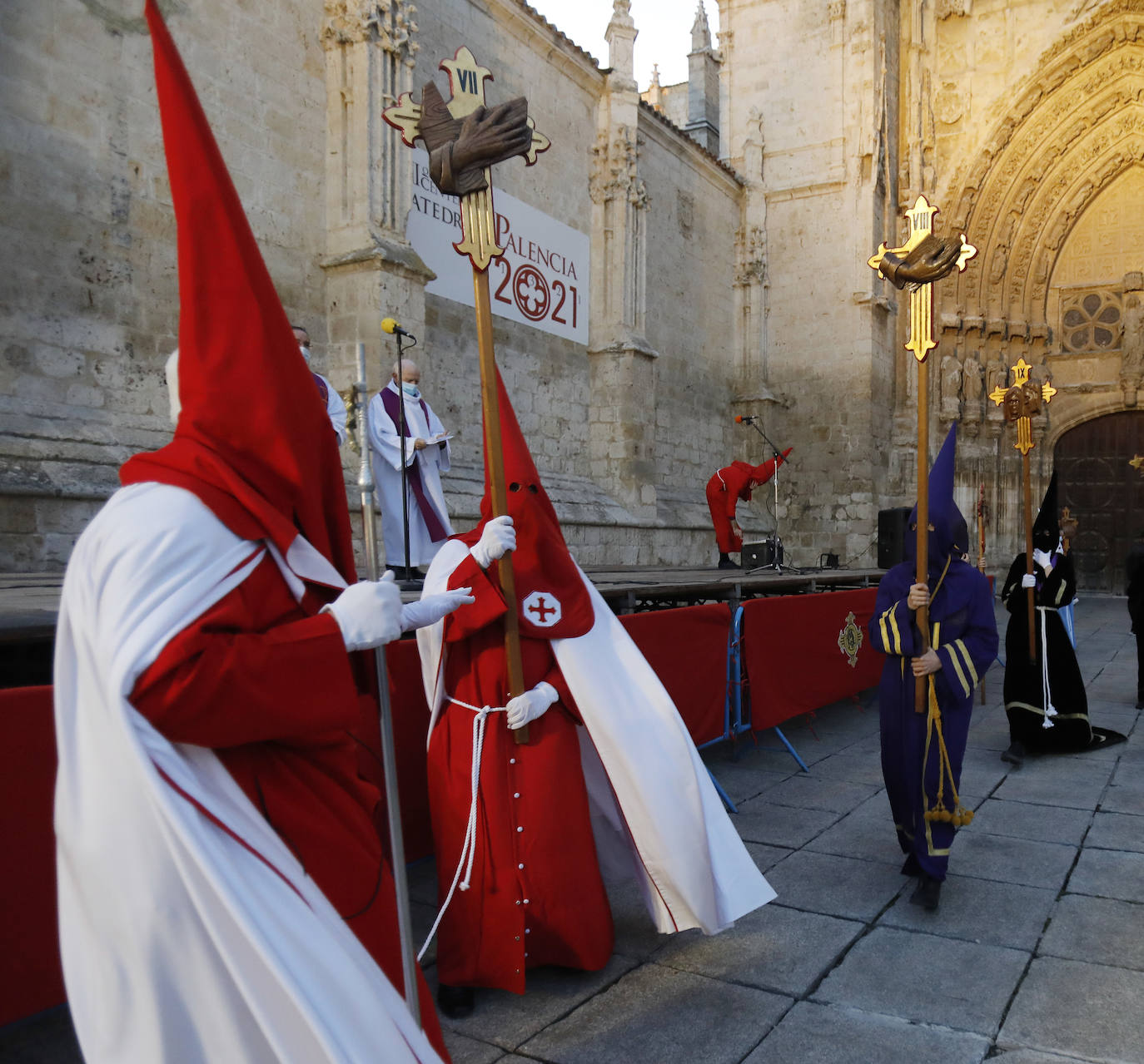 Fotos: Vía Crucis penitencial ante la Catedral de Palencia