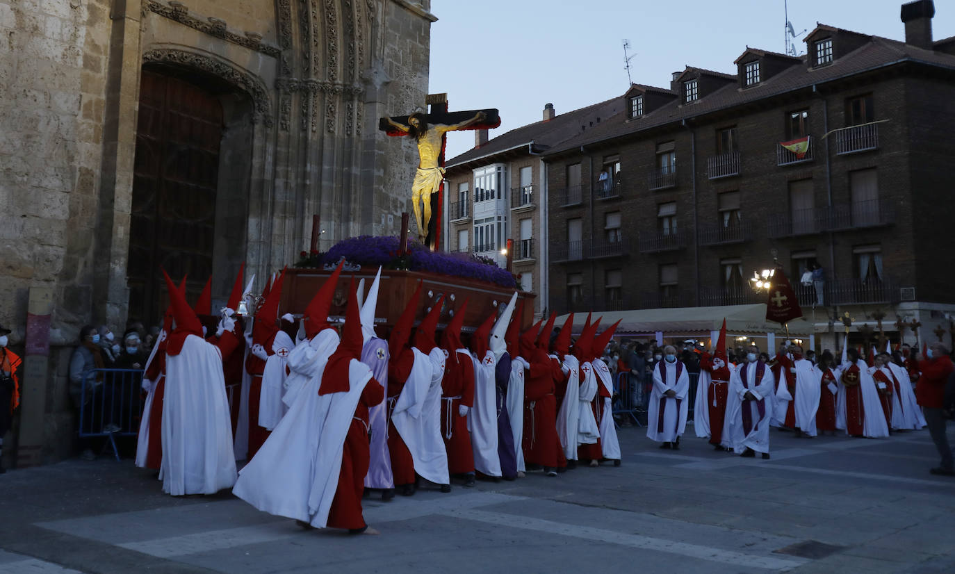 Fotos: Vía Crucis penitencial ante la Catedral de Palencia