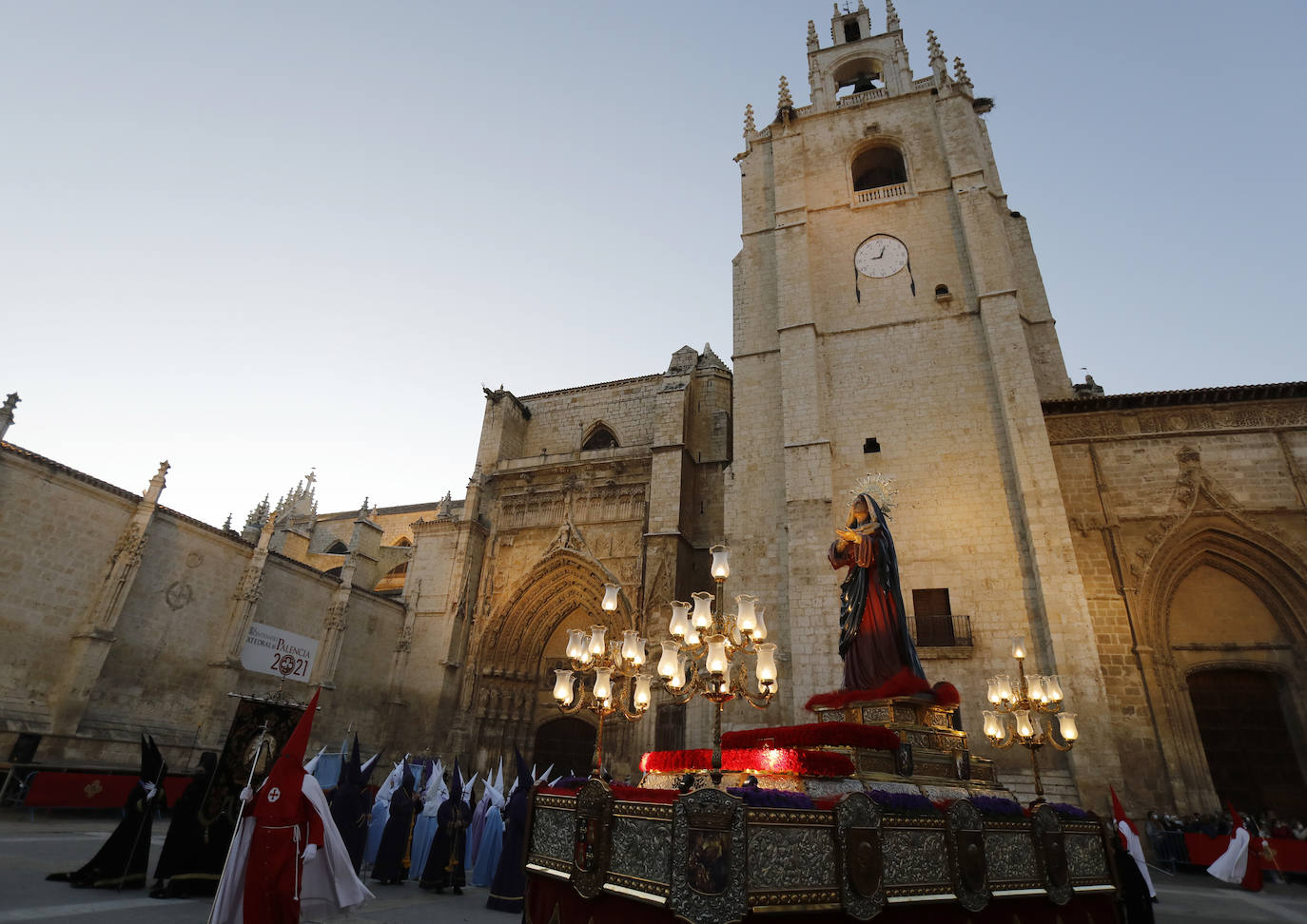 Fotos: Vía Crucis penitencial ante la Catedral de Palencia