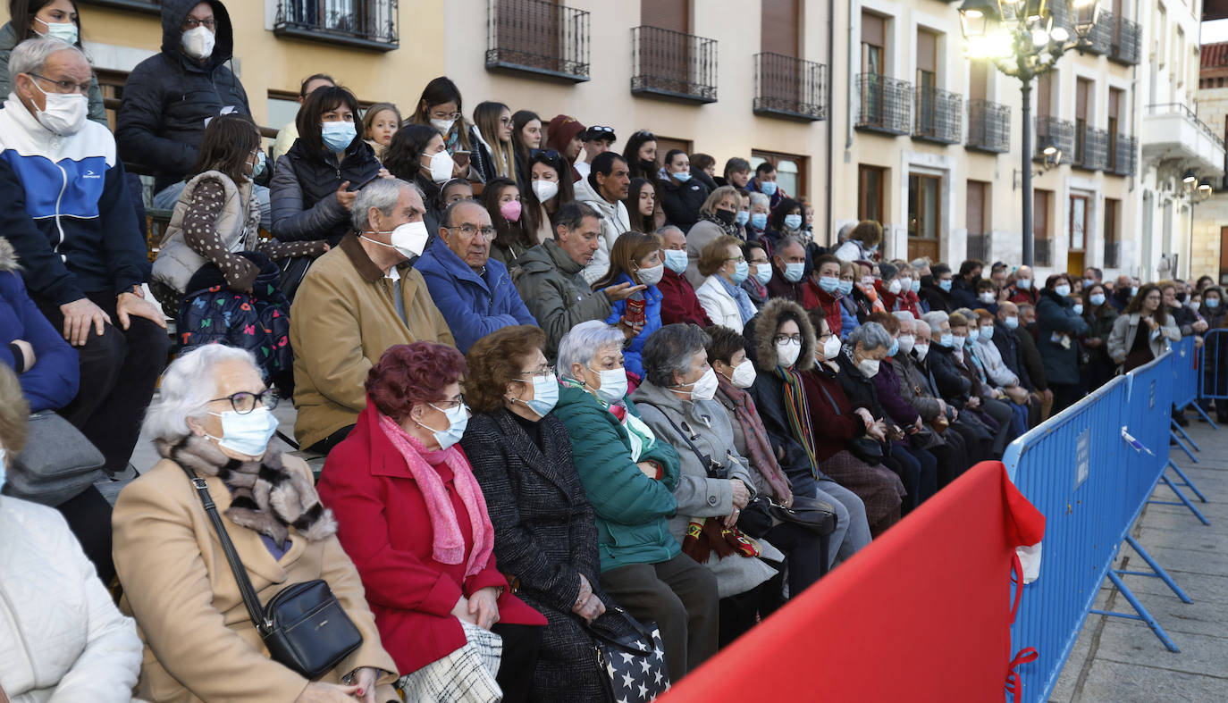 Fotos: Vía Crucis penitencial ante la Catedral de Palencia