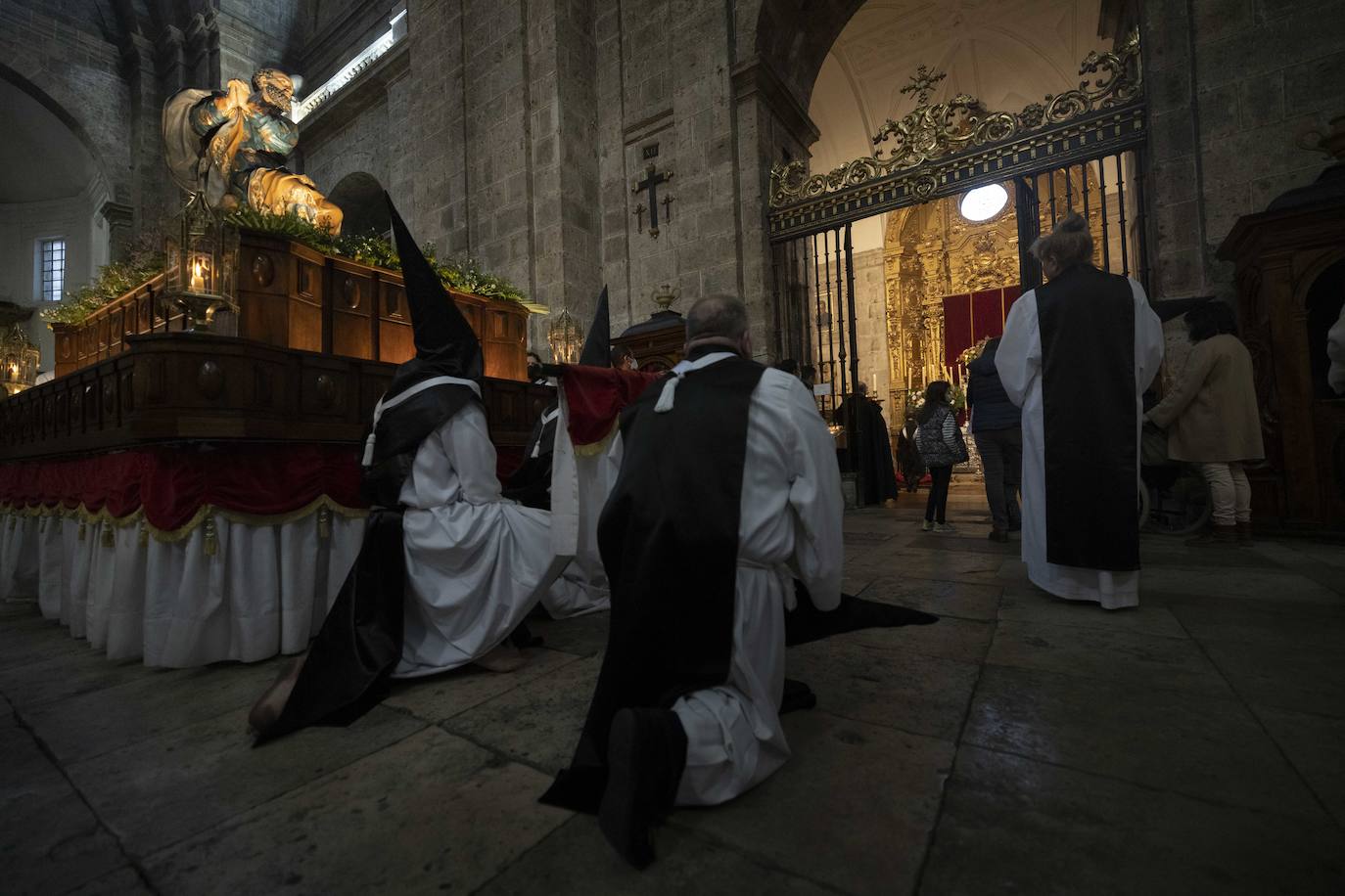 Fotos: Estación Eucarística en la Catedral de la Cofradía de Nuestro Padre  Jesús Resucitado, María Santísima de la Alegría y las Lágrimas de San Pedro  | El Norte de Castilla