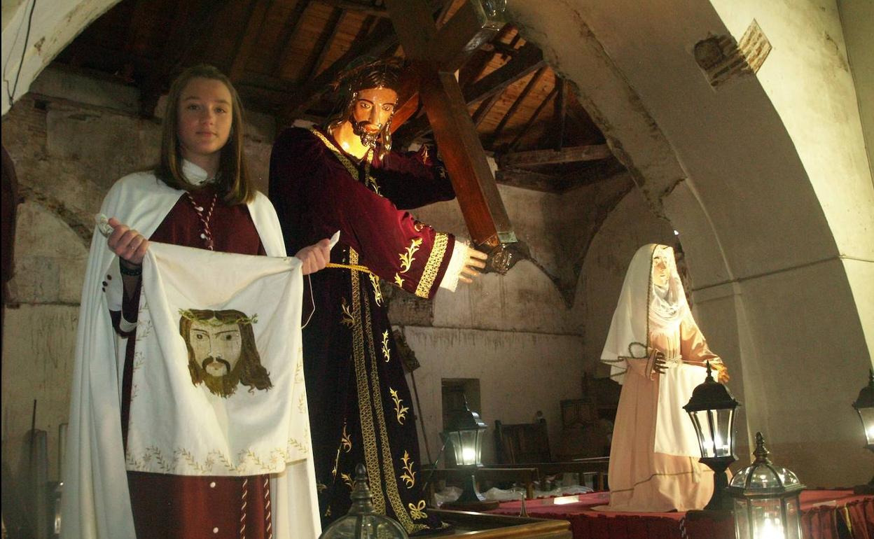 Claudia País Prieto, con la talla de Nuestro Padre Jesús Nazareno. 