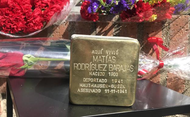 Detalle del 'stolpersteine' colocado ante la casa natal de Matías Rodríguez Baraja. 