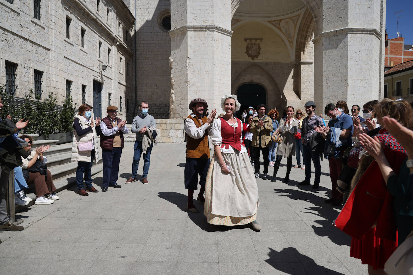 Los turistas aplauden al término de una de las interpretaciones. 