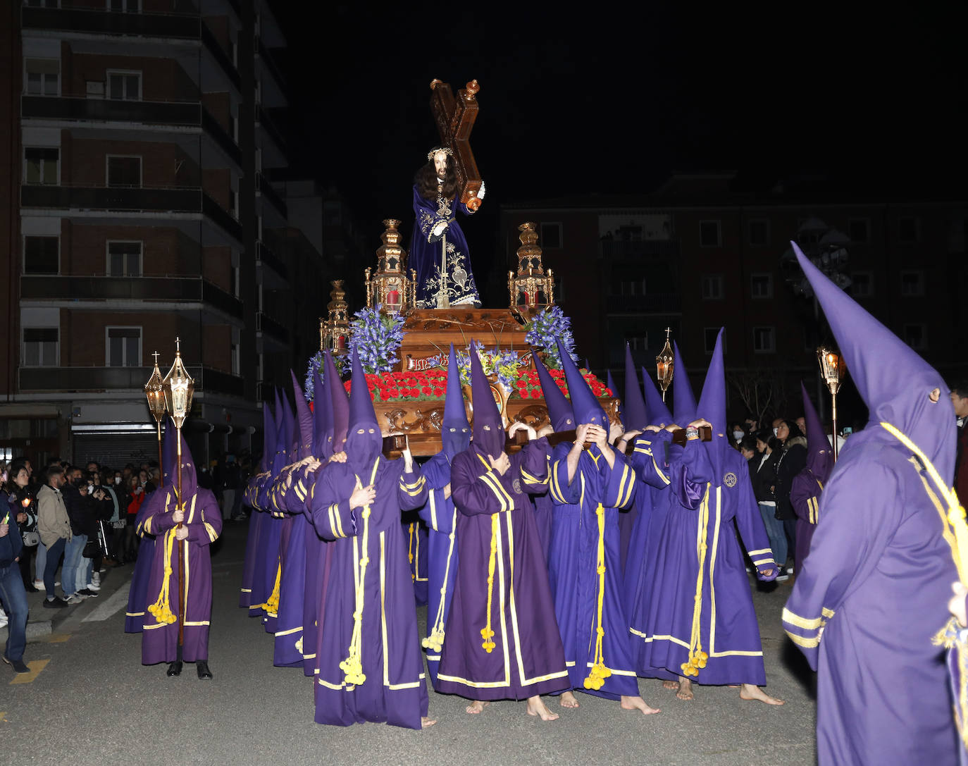 Fotos: Silencio y penitencia en la madrugada de Viernes Santo en Palencia