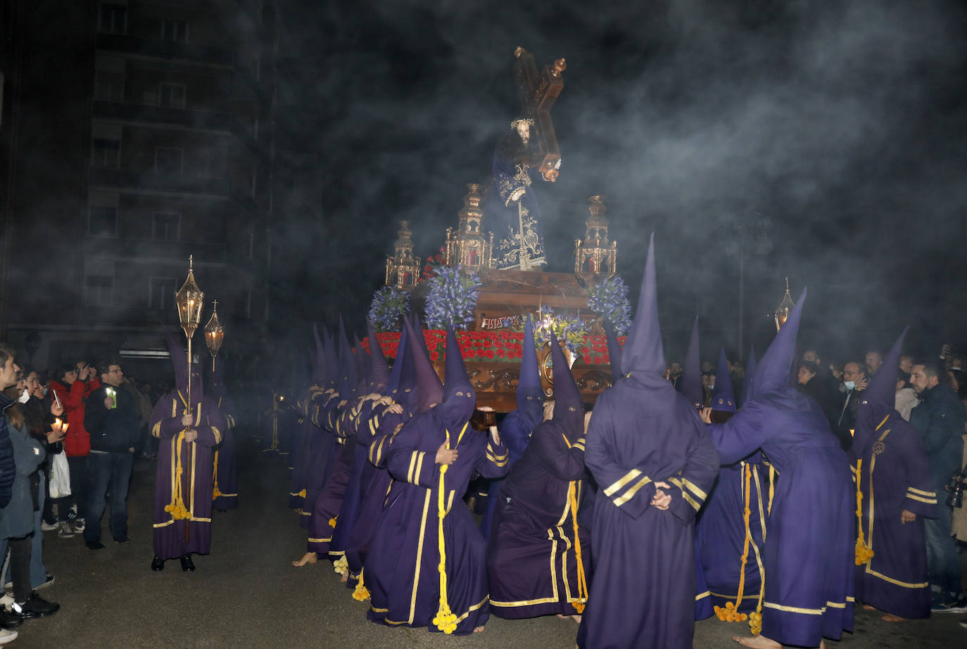 Fotos: Silencio y penitencia en la madrugada de Viernes Santo en Palencia